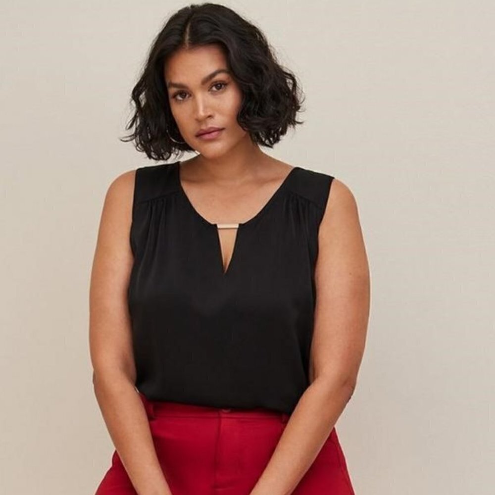 Torrid - Studio Crepe de Chine Woven Metal Keyhole Tank in Deep Black​​​​​​​​​​
